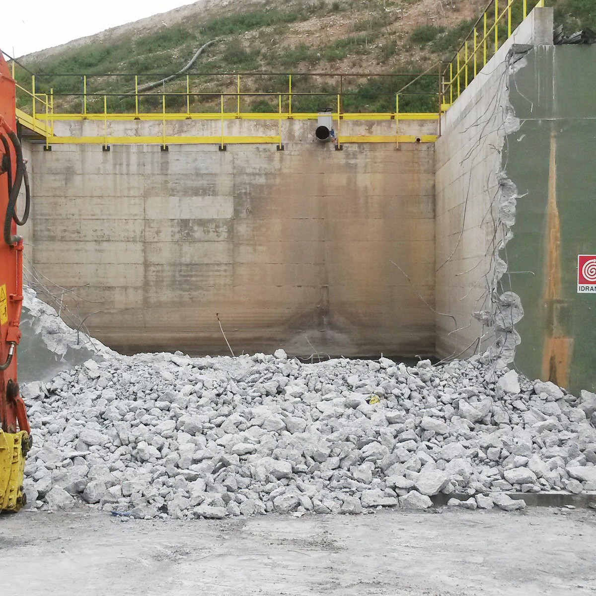 Vado Ligure<br/>Demolizione di una vasca per il percolato